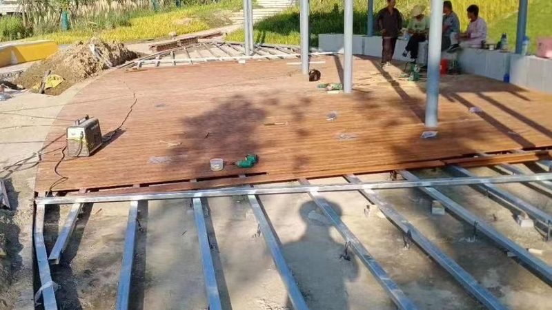 地板安装费用主要包括以下几部分：