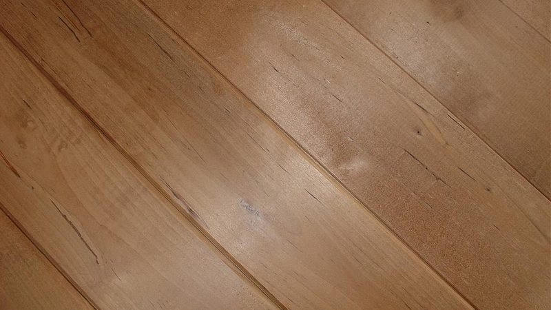 多层实木地板与强化地板：材质与性能的深度解析